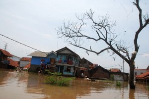 Sejumlah warga tetap berada dirumahnya yang tergenang banjir di Kampung Mekarsari-Cieunteung, Kabupaten Bandung, Jabar, Kamis (20/11).